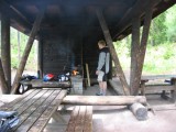 sateensuojassa sorlammella * Sade yll�tti mutta onneksi oli katos l�hell� * 800 x 600 * (108KB)